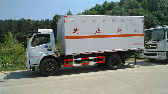 东风5.1米易燃气体箱式运输车