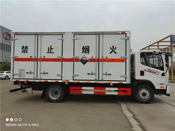 国六解放7吨危险废物运输车